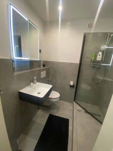 Ένα μπάνιο στο 2 Zimmer Wohnung in Krefeld City/Apartment + Netflix+Prime