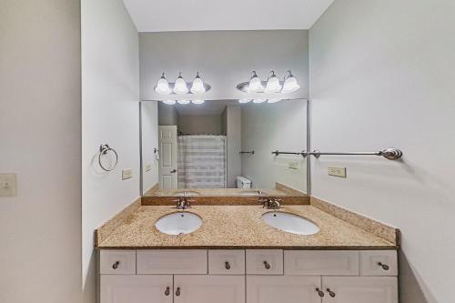 een badkamer met twee wastafels en een grote spiegel bij World Tour Retreat in Myrtle Beach