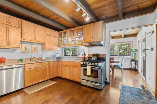 Dapur atau dapur kecil di Bigfoot Cabin