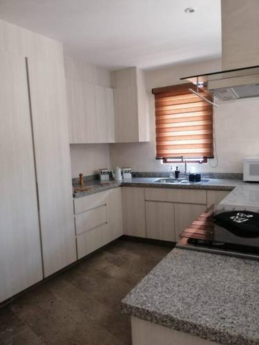 Η κουζίνα ή μικρή κουζίνα στο Departamento Lux En Val’Quirico Loft Frontana