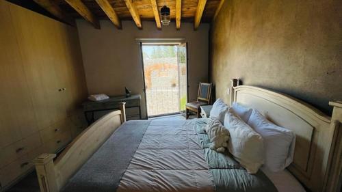 a bedroom with a large bed and a window at Departamento Lux En Val’Quirico Loft Frontana in Tlaxcala de Xicohténcatl