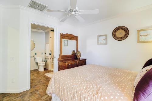 1 dormitorio con 1 cama y ventilador de techo en Bradley Beach Road Estate, en Hilton Head Island