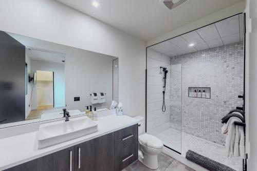 y baño con aseo, lavabo y ducha. en Modern Bayfront Memories, en Coos Bay