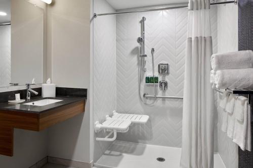 La salle de bains est pourvue d'une douche et d'un lavabo. dans l'établissement Fairfield Inn & Suites by Marriott Virginia Beach/Norfolk Airport, à Virginia Beach