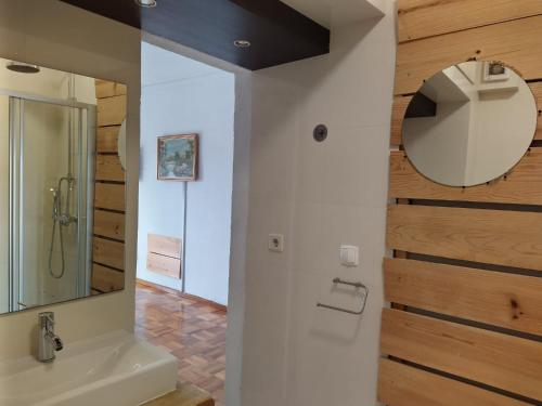 La salle de bains est pourvue d'un lavabo et d'un miroir. dans l'établissement Porto Grand Sasimi House, à Porto