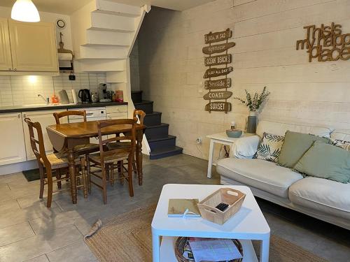 salon z kanapą i stołem w obiekcie Les Galets, maison avec terrasse w Étretat