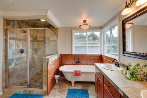 Ένα μπάνιο στο Washington Vacation Rental with Hot Tub Near Tacoma