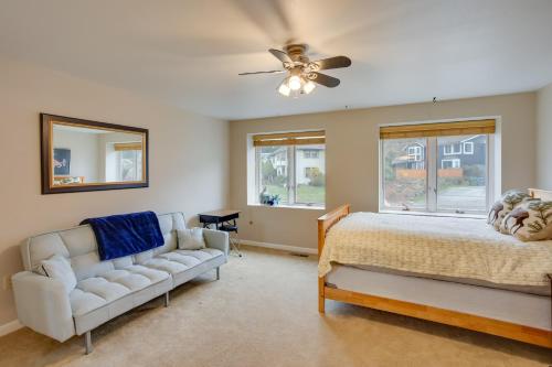 Ένα ή περισσότερα κρεβάτια σε δωμάτιο στο Washington Vacation Rental with Hot Tub Near Tacoma