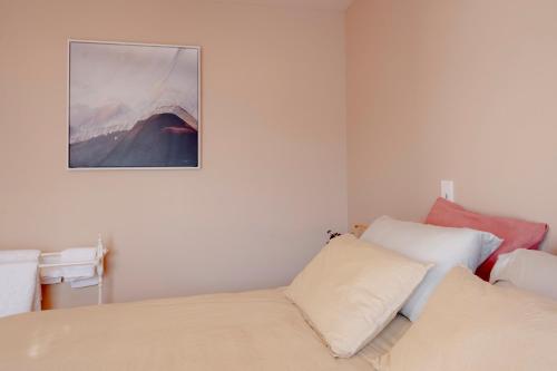 1 dormitorio con 2 camas y una foto en la pared en The Castle en Greytown