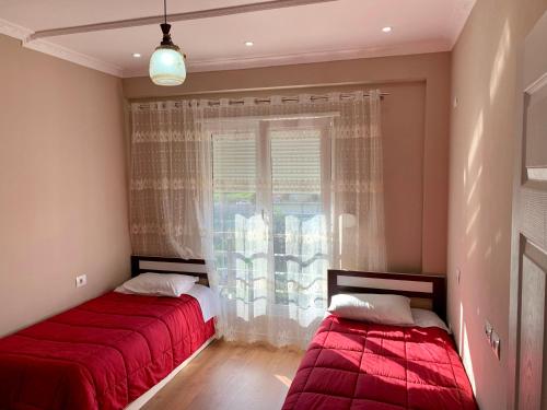Ένα ή περισσότερα κρεβάτια σε δωμάτιο στο Zoo apartament Tirana
