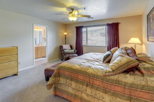 Säng eller sängar i ett rum på Cozy Payson Apartment - 2 Mi to Green Valley Lake!