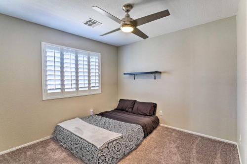 Schlafzimmer mit einem Bett und einem Deckenventilator in der Unterkunft Stylish House with Patio, 8 Mi to Vegas Strip! in Las Vegas