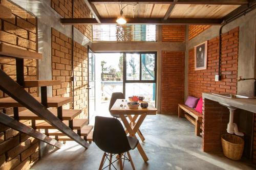 Habitación con mesa de madera y escalera. en Rancho San Pablo, en Oaxaca City