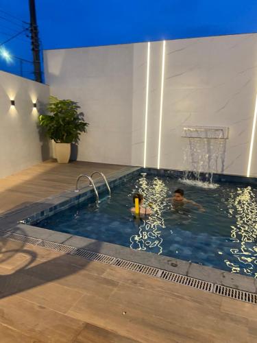 a man in a swimming pool with a basketball hoop at Hotel Marlin Azul in Iriri
