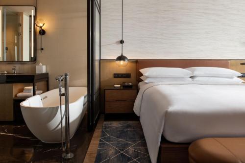 Postel nebo postele na pokoji v ubytování Sheraton Ningbo Xiangshan Resort