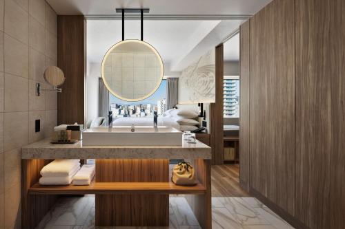 Katil atau katil-katil dalam bilik di Courtyard by Marriott Nagoya