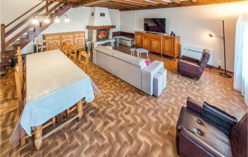 Posezení v ubytování Nice Home In Saint-denis-dolron With Wifi And 3 Bedrooms