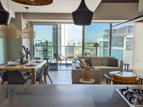Ruang duduk di Luxury Condo in Lobby33 near Andares By Bamboo