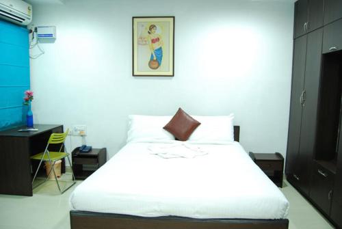 En eller flere senge i et værelse på Phoenix Serviced Apartment - Anna Nagar