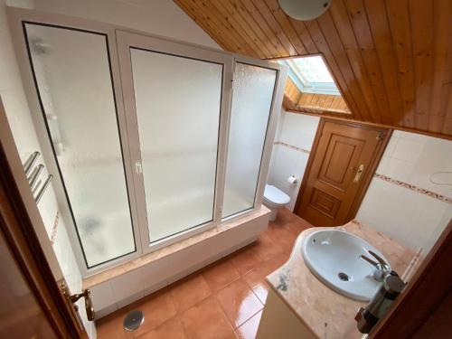 an overhead view of a bathroom with a sink and a toilet at Pensión Codesal in O Pedrouzo