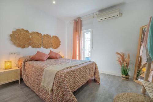 a bedroom with a bed with pink pillows on it at Apartamento Al Alba in Córdoba