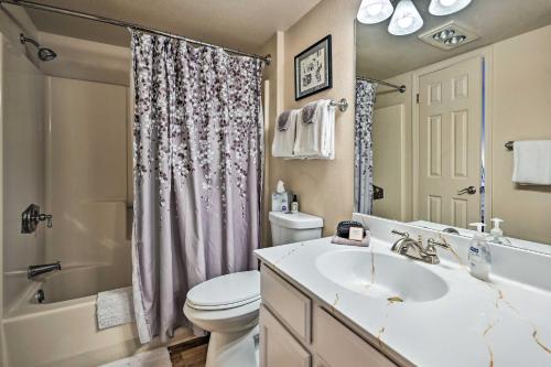 Ένα μπάνιο στο Charming Flagstaff Condo Near Golfing and Hiking!