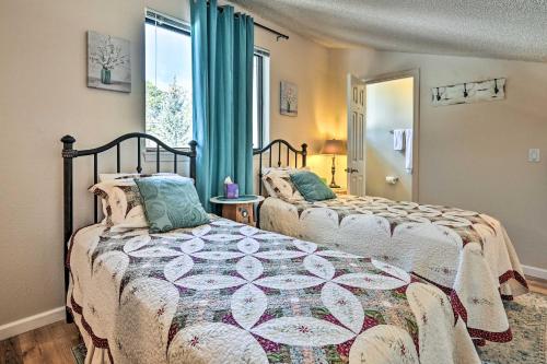 Ένα ή περισσότερα κρεβάτια σε δωμάτιο στο Charming Flagstaff Condo Near Golfing and Hiking!