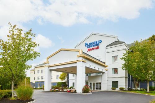 una representación de un hotel con aparcamiento en Fairfield Inn & Suites Worcester Auburn, en Auburn