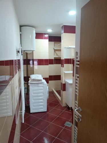 baño con suelo de baldosa roja y blanca en 2BDR Apt with Balcony with view- Free Parking en Sarajevo