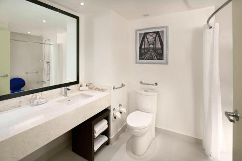een badkamer met een toilet, een wastafel en een spiegel bij Fairfield Inn & Suites by Marriott Nogales in Nogales
