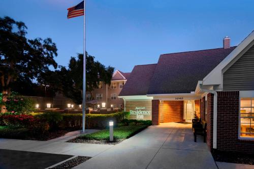 un drapeau américain battant devant un bâtiment dans l'établissement Residence Inn by Marriott Sarasota Bradenton, à Sarasota