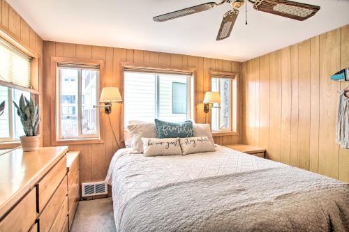 En eller flere senge i et værelse på Waterfront Sandpoint Vacation Rental Lake Access!