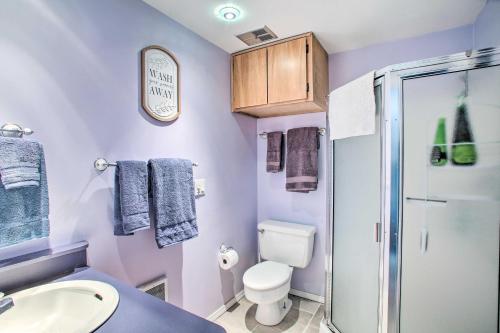 Et badeværelse på Waterfront Sandpoint Vacation Rental Lake Access!