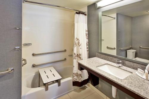 y baño con lavabo y espejo. en Residence Inn by Marriott Chicago Wilmette/Skokie, en Wilmette