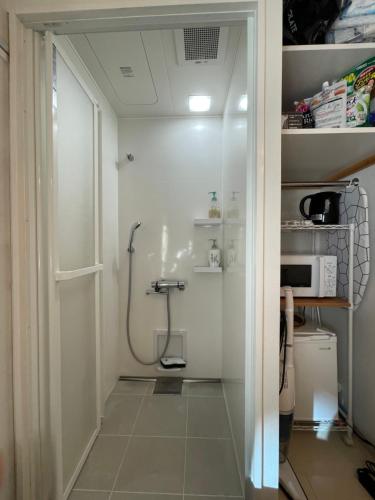 uma casa de banho com um chuveiro, um lavatório e um WC. em BEST LOCATED SHINJUKU CENTRAL Full-Furnished APARTMENT 3minWalk to Station2 em Tóquio