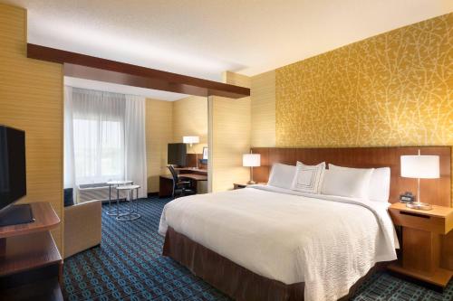 ランカスターにあるFairfield Inn & Suites by Marriott Lancaster East at The Outletsのベッドとテレビが備わるホテルルームです。