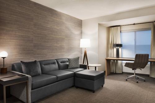 伊根的住宿－Residence Inn by Marriott Minneapolis St. Paul/Eagan，带沙发和书桌的客厅