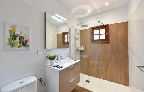een witte badkamer met een wastafel en een toilet bij Lovely Home In Cercado De Espino With Swimming Pool in Los Palmitos