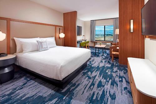 Pokój hotelowy z łóżkiem i biurkiem w obiekcie Fairfield by Marriott Inn & Suites Indio Coachella Valley w mieście Indio
