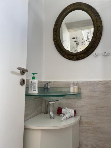 a bathroom with a sink and a mirror at ESTUDIO 2 LONDRES in Belén de Escobar