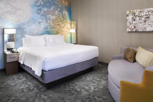 A bed or beds in a room at Courtyard Toledo Maumee/Arrowhead