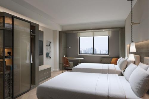 ワシントンにあるWashington Marriott Capitol Hillのベッド2台とバスルームが備わるホテルルームです。