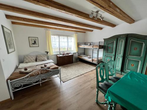 1 dormitorio con 1 cama y armario verde en Idyllischer Bauernhof mit Charme, en Benken