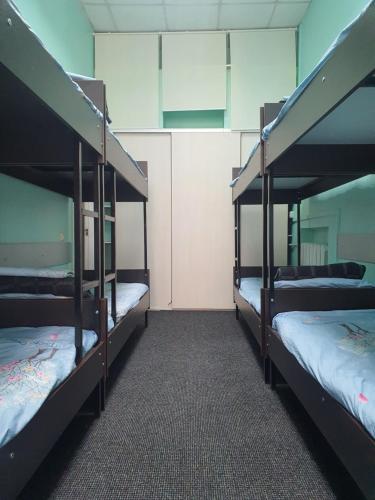 Двох'ярусне ліжко або двоярусні ліжка в номері Хостел на Саксаганского