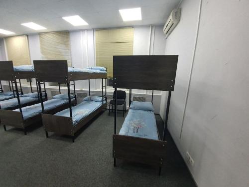 une chambre avec quatre lits superposés dans une pièce dans l'établissement Хостел на Саксаганского, à Kiev