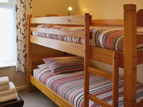 ケイトンにある4 Eldin Hall Cottagesの二段ベッド2組が備わる客室です。