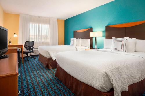 um quarto de hotel com duas camas e uma televisão de ecrã plano em Fairfield Inn & Suites Minneapolis-St. Paul Airport em Mendota Heights