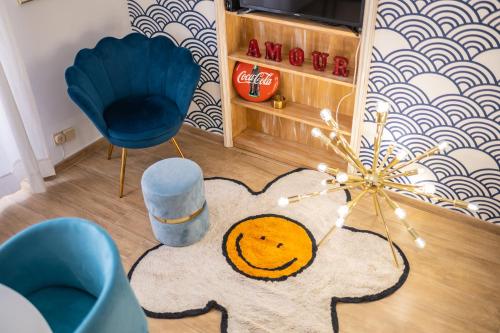 un soggiorno con sedia blu e tappeto di Mizzica! - Holiday Home a Taormina