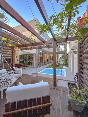 un patio esterno con altalena e piscina di Casa do Sino - Casa de família nos Lençóis Maranhenses! a Barreirinhas