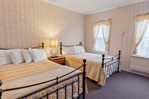 Un pat sau paturi într-o cameră la The Pines Inn